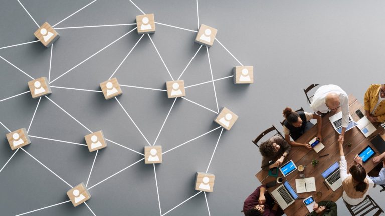 Ilustração representando a importância da comunicação eficaz na gestão de projetos