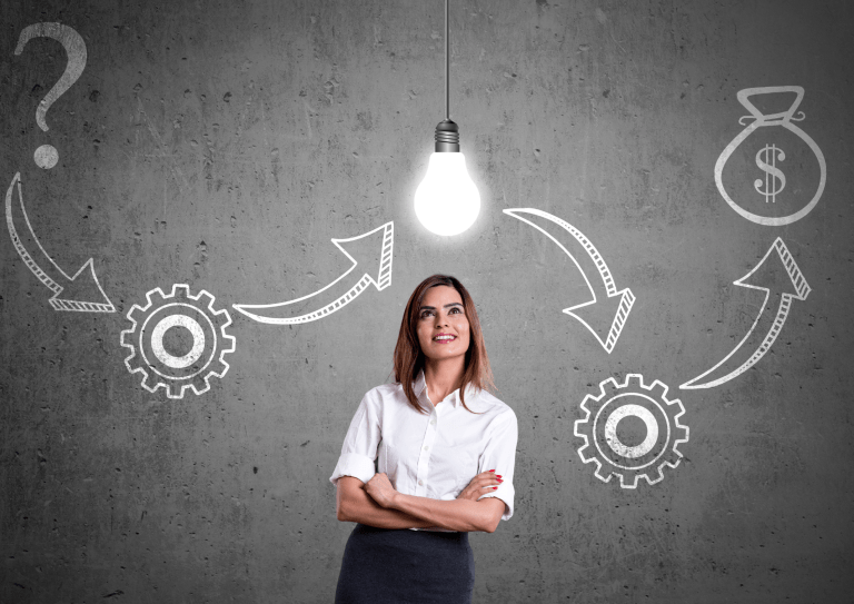 Mulher observando uma lâmpada acesa entre engrenagens ilustrativas, simbolizando ideias, estratégia e gerenciamento de projetos.