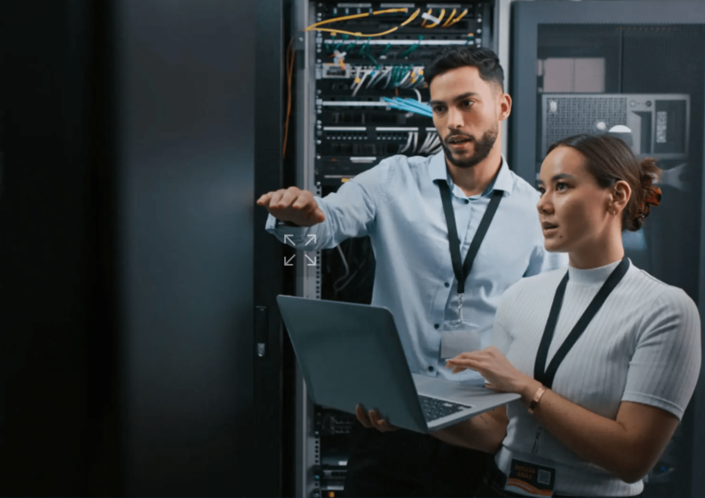 Profissionais de TI analisando servidores em data center, representando a atuação estratégica dos Serviços Gerenciados de TI nas empresas.