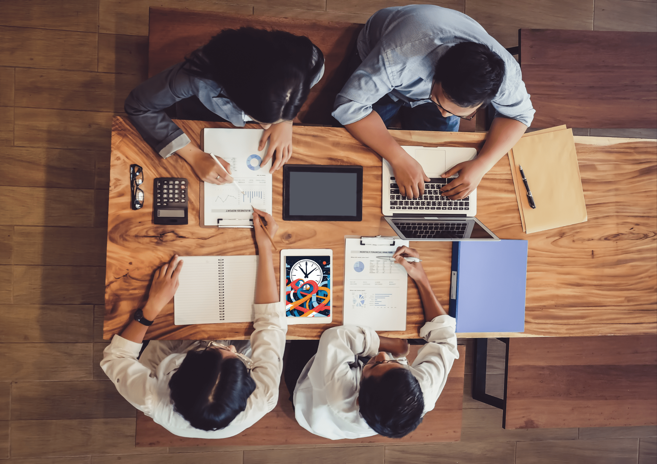 Equipe reunida em mesa de trabalho analisando gráficos, planilhas e dados financeiros, simbolizando colaboração e gestão de projetos focada em resultados e superação de restrições.