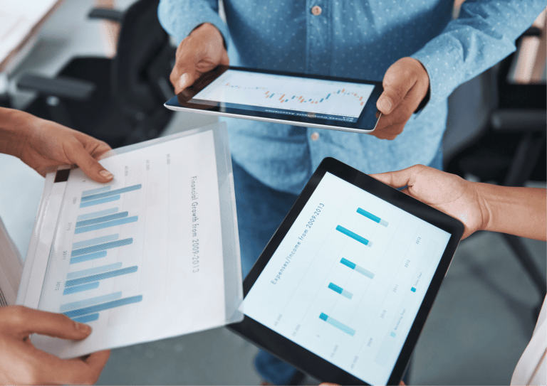 Ilustração de profissionais analisando gráficos e dados para aplicar benchmarking e melhorar processos empresariais.
