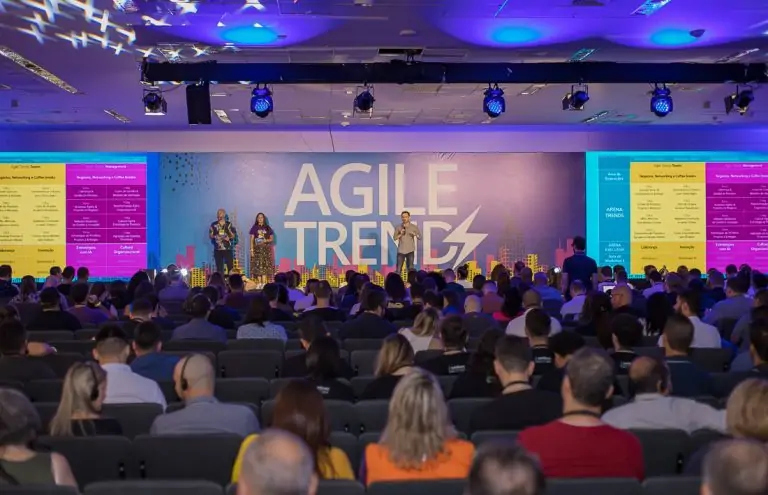 Auditório com pessoas sentadas