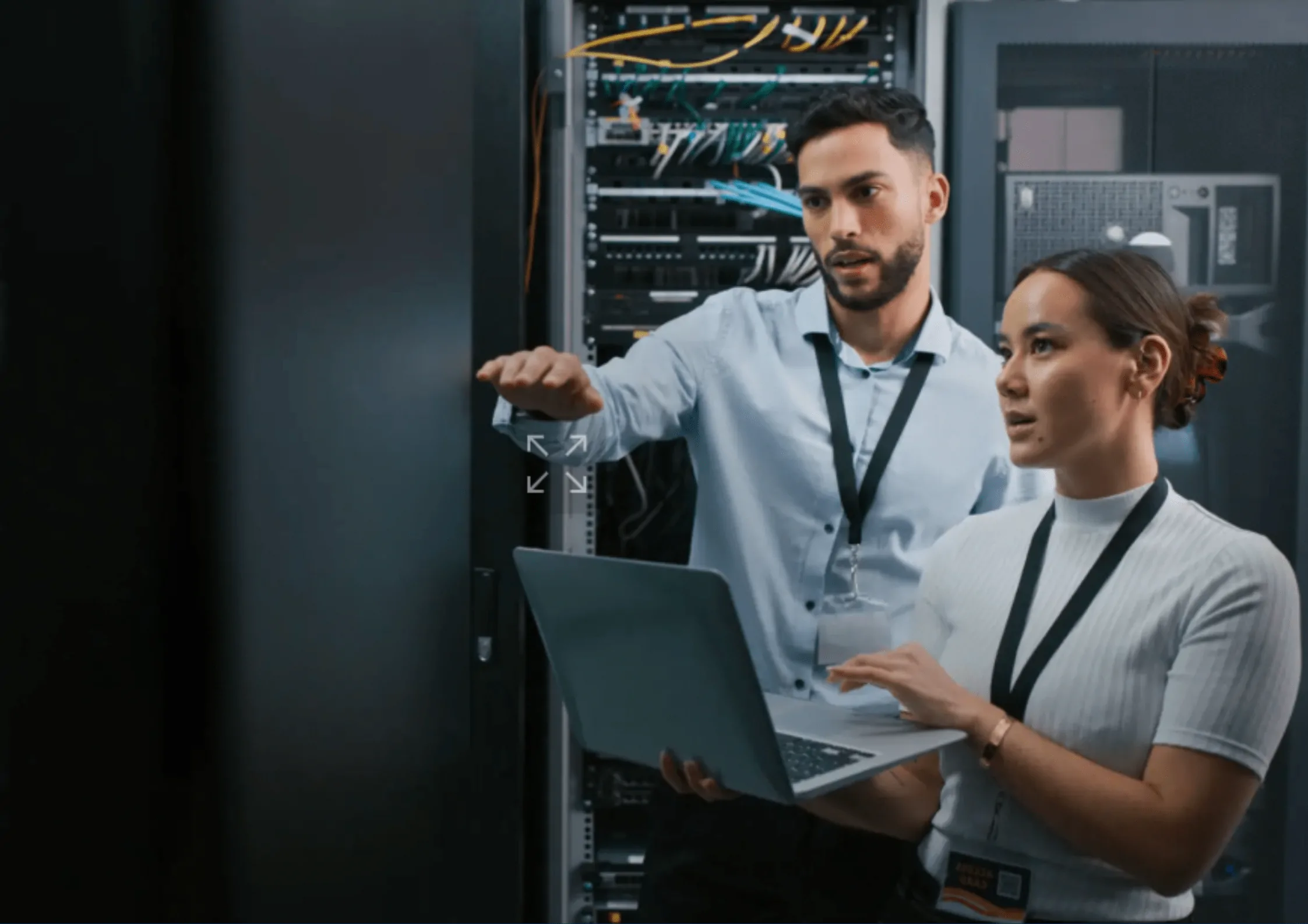 Profissionais de TI analisando servidores em data center, representando a atuação estratégica dos Serviços Gerenciados de TI nas empresas.