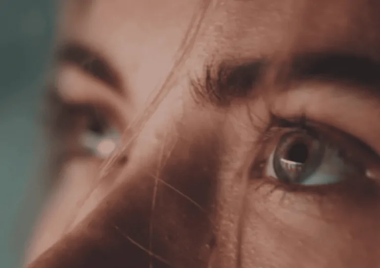 Close dos olhos de uma pessoa olhando para o alto, simbolizando o pilar visão da tríade missão, visão e valores