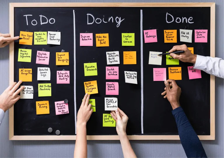 Imagem de um quadro Kanban com tarefas distribuídas entre as etapas “A fazer”, “Em andamento” e “Concluído”, representando a organização e o progresso típico em um projeto. Ideal para ilustrar o conceito de o que é um projeto.